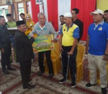 Bupati Bengkalis Amril Mukminin menyerahkan bonus untuk atlet (foto/Hari)