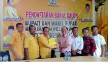 Bakal Calon Bupati Pelalawan Budi Artiful mengembalikan formulir penjaringan Balon Bupati Pelalawan ke Partai Golkar Pelalawan (foto/Ardi)