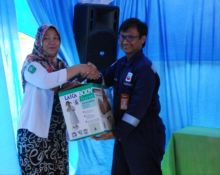 Penyerahan bantuan timbangan bayi kepada Posyandu Minas Timur yang diserahkan oleh Ahmad Sadikin, Team leader HCT Operation PT CPI pada Rabu, 18 Desember 2019