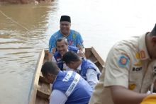 Bupati Indragiri Hulu, Yopi Arianto  bersama Gubernur Riau, Syamsuar meninjau secara langsung jalan Dewi Marta (DM) yang putus di perbatasan kecamatan Batang Peranap dan kecamatan Peranap (foto/ist)