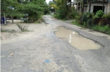 Jalan rusak Pasir Putih Kelurahan Sorek Satu Kecamatan Pangkalan Kuras Pelalawan memakan korban (foto/Ardi)