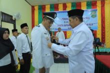 Bupati Siak Alfedri saat melantik penjabat penghulu Benteng Hulu dan Anggota Badan Permusyawarahan Kampung (foto/Lin)