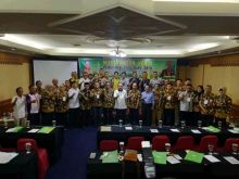 Kadispora Riau Doni Aprialdi berfoto bersama peserta mukerprov PBSI