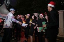Anies Baswedan menyapa warga yang memakai topi natal saat pelaksanaan Cristmas Carol (foto/int)