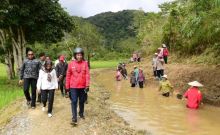Foto yang diunggah akun twitter Jokowi saat menyapa petani di Kalimantan Utara. (R24/twitter)