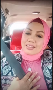 Penampilan terbaru Elly Sugigi. Foto: int 