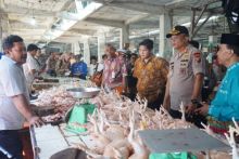 Kapolres Inhil, AKBP Indra Duaman Siahaan bersama pihak Dinas Perindustrian dan Perdagangan (Disperindag) Kabupaten Inhil melakukan inspeksi mendadak (sidak) ketersediaan stok dan harga sembako di Pasar Selodang Kelapa dan Gudang Bulog Tembilahan (foto/Rgo)