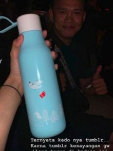 Vanessa mengunggah hadiah tumbler dari sopir pribadinya. Foto: int 