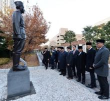 Prabowo Subianto bersama rombongan dari Kementerian Pertahanan RI kunjungi patung Jenderal Soedirman di Jepang (foto/int)