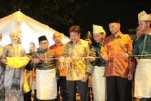 Gubernur Riau yang diwakili Kepala Biro Pemerintahan dan Otonomi Daerah (Otda) Setdaprov Riau Sudarman yang didampingi Ketua Bawaslu Riau,  Rusidi Rusdan, Wawako Pekanbaru Ayat Cahyadi melakukan pemotongan pita sebagai tanda dibukanya Pawai Budaya dan Pameran hasil pengawasan pemilu pada Sabtu malam