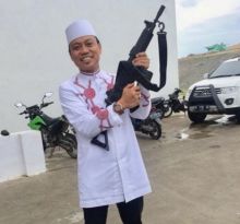 Ustadz Das'ad Latif pegang senjata laras panjang (foto/int)