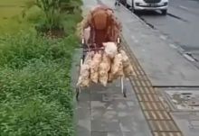 Nenek Ngatiyem jualan kerupuk 