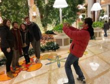 Sandiaga Uno memfotokan bule di Amerika Serikat (foto/int)