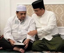 Gubernur DKI Jakarta Anies Baswedan berbincang dengan Ustadz Haikal Hassan (foto/int)