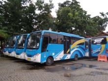 Bus TMP berukuran sedang yang terparkir di Terminal BRPS. (R24/put)