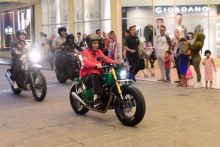 Presiden Jokowi saat bekendara disalah satu Mall di Kota Bogor dengan pengawalan ketat. (R24/int)