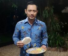 AHY makan nasi goreng sama kerupuk kampung (foto/int)