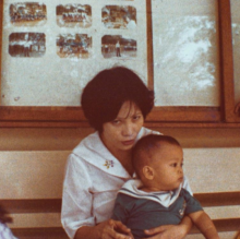 Ariel Noah saat masih balita berada dalam pangkuan sang ibu. Foto: int 