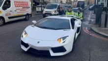 Dua Polwan mendorong mobil mewah jenis Lamborghini yang mogok. Foto: int 