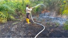 Polisi melakukan penyiraman ke lahan yang terbakar di Bengkalis (foto/hari)