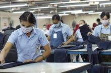 Buruh di pabrik (ilustrasi). Foto: int 