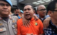 Tersangka pelaku penganiyaan terhadap Novel berteriak saat akan dibawa ke tahanan Bareskrim Polri. Foto:int 