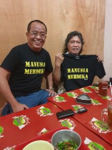 Moment Said Didu bersama Cak Nun saat bagi-bagi Kaos Manusia Merdeka. (R24/twitter)