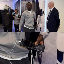 Foto Sadio Mane yang viral karena tampak membawa HP yang sudah retak pada bagian layarnya. Foto: int 