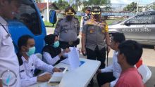 Guna terciptanya Kamseltibcarlantas, Jajaran Polres Kuansing bersama-sama dengan Instansi dan Stakeholder terkait, antara lain BNNK, Dinas Perhubungan, DLLAJ, Dinas Kesehatan melaksanakan pemeriksaan urine kepada sopir (foto/Zar)