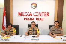 Kapolda Riau memaparkan hasil kerja tahunan Polda Riau tahun 2019 di Aula Media Center Polda Riau.