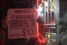 Papan pengumuman di depan bioskop