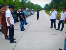 Kepala Dinas Pekerjaan Umum dan Penataan Ruang (PUPR) Hadi Prasetyo saat meninjau proyek (foto/int) 