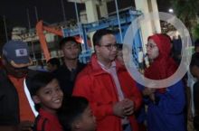 Anies baswedan berbincang dengan  Ika Agustin Ningrum