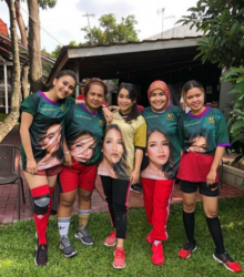 Ayu Tingting dengan celana bola super pendeknya yang membuat netizen jadi gemas. Foto: int 