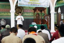 Bupati Siak Alfedri saat  menggelar Tabligh Akbar, di Masjid Al Fatah (foto/int)