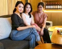 Penyanyi dangdut Wika Salim bersama temannya yang mempesona (foto/int)