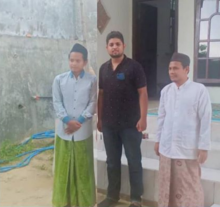 Alwi M Syihab bersama pengurus masjid yang ia bantu dalam pembuatan desain masjidnya. Foto: int 