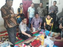 Kapolres Kuansing AKBP Henky Poerwanto SIk MM, mendatangi dan melihat secara langsung ke rumahnya anak yang lumpuh sejak balita di Kecamatan Benai (foto/Zar)