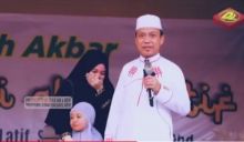 Ustadz Das'ad Latif memperkenalkan istri dan anaknya di hadapan jamaah (foto/int)