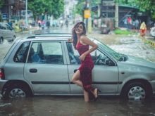 Aksi Model Cantik Berpose di Tengah Banjir Ini Tuai Kontroversi
