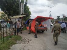 Satpol PP Pekanbaru melakukan penertiban PKL di Jalan Soebrantas Sore kemarin. (R24/rls)