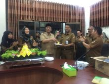Kepala DLHK Pekanbaru, Zulfikri saat memberikan potongan tumpeng kepada Sekretarisnya Fiora Helmi, Senin (6/1/2020). (R24/put)