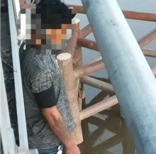 Warga Kecamatan Keritang, Kabupaten Indragiri Hilir (Inhil) Provinsi Riau, dihebohkan dengan penemuan sesosok mayat di jembatan (foto/Rgo)