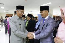 Wakil Walikota Pekanbaru, Ayat Cahyadi saat memberikan selamat kepada Kepala Dinas Perhubungan, Yuliarso usai pelantikan. (R24/rls)