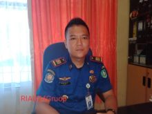 Dinas pemadam kebakaran (Damkar) Kabupaten Bengkalis menerjunkan sebanyak 12 orang personel untuk melakukan upaya pemadaman karlahut (foto/Hari)