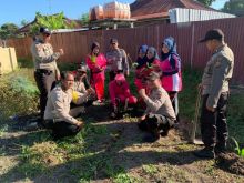 Kepolisian sektor Bengkalis terus menggalakkan penanaman pohon (foto/Hari)