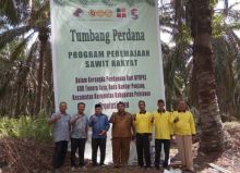 Pengurus koperasi Tenera Jaya dan manajemen PT BOS berfoto bersama