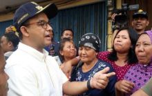 Anies Baswedan disambut warga dalam kegiatan beberapa waktu lalu. Foto: int 