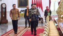 Gubernur DKI Jakarta Anies Baswedan bersama Gubernur Jawa Barat Ridwan Kamil saat mengikuti rapat di Istana Negara. Foto: int 