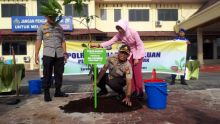 Kapolres Bengkalis dan jajarannya serta didampingi ibu Bhayangkari melakukan penanaman 1000 pohon serentak (foto/int)